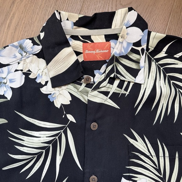 Tommy Bahama Men's 100% Silk Short Sleeve Camp Shirt Black‎ Floral Medium - Picture 2 of 8